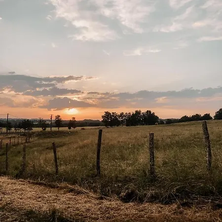 Alloggio per agriturismo La Ferme Du Pont De Maumy, Au Bord De L'étang Et Bain Nordique Busserolles
