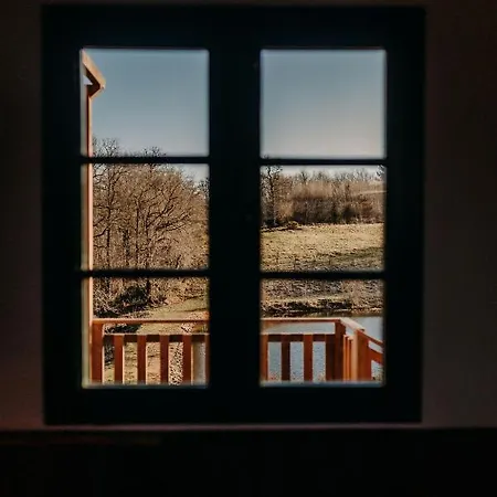 La Ferme Du Pont De Maumy, Au Bord De L'etang Et Bain Nordique Séjour à la ferme Busserolles