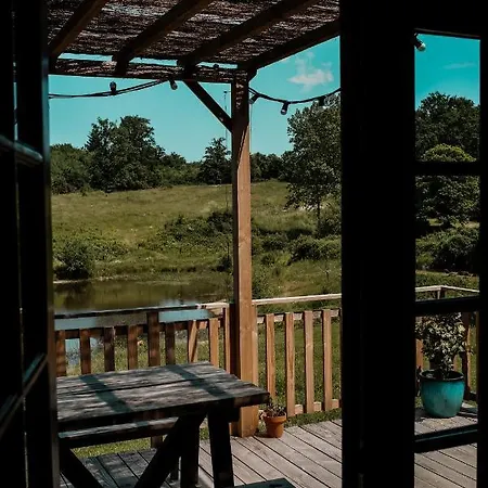 Séjour à la ferme La Ferme Du Pont De Maumy, Au Bord De L'etang Et Bain Nordique Busserolles
